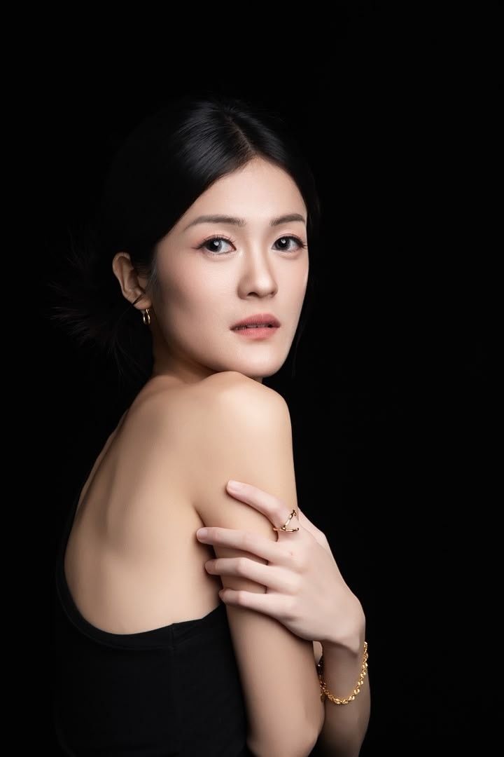 Kate Yip 人像,展现肩颈与身形线条